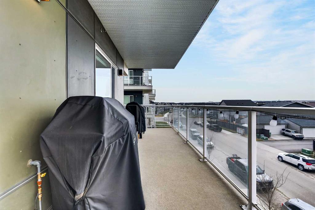 Wraparound balcony with BBQ and street view